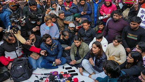 অবস্থানে কুস্তিগীররা