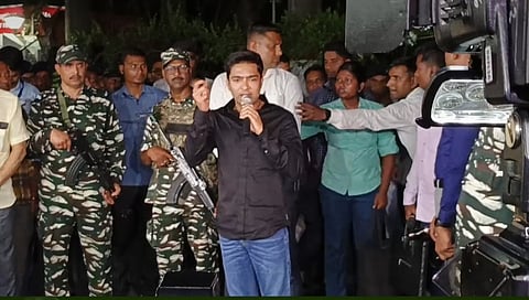 সাংবাদিকদের সামনে অভিষেক বন্দ্যোপাধ্যায়