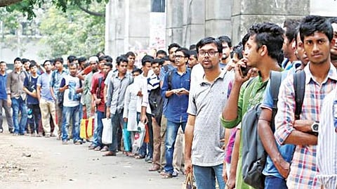 ৫০ শূন্যপদের জন্য ৫০ হাজার আবেদন! অষ্টম শ্রেণি পাস যোগ্যতার চাকরিতে আবেদন PHD ডিগ্রিধারীদেরও