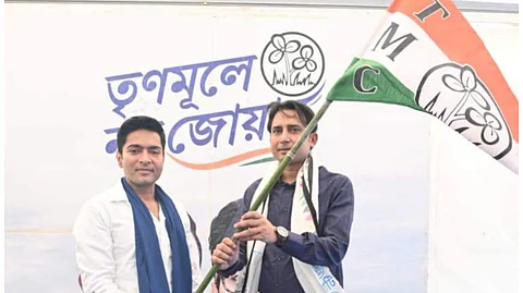 তৃণমূলে যোগ দিলেন বায়রন বিশ্বাস