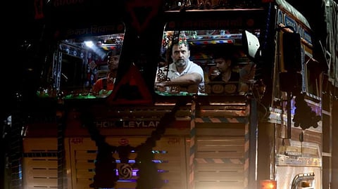 ট্রাকে সফর করছেন রাহুল গান্ধী