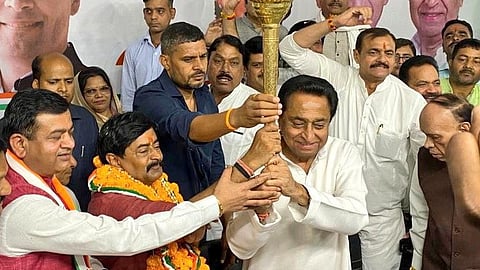 কমল নাথের উপস্থিতিতে দীপক জোশীর কংগ্রেসে যোগ দান