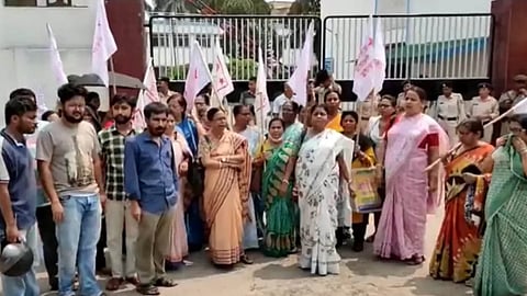 আগরতলায় পুলিশের সদর দপ্তরের সামনে বিক্ষোভ