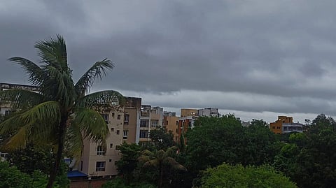 কলকাতার আকাশ মেঘলা