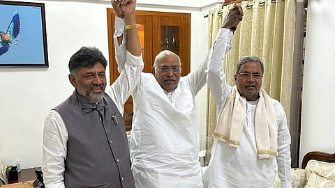 কংগ্রেস সভাপতি মল্লিকার্জুন খাড়গের সঙ্গে সিদ্দারামাইয়া (ডানদিক) এবং ডিকে শিবকুমার (বামদিকে)