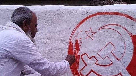 দেওয়াল লিখছেন সালেম খান