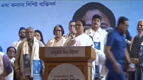 মুখ্যমন্ত্রীর সঙ্গে তৃণমূল বিধায়ক মনোরঞ্জন ব্যাপারী