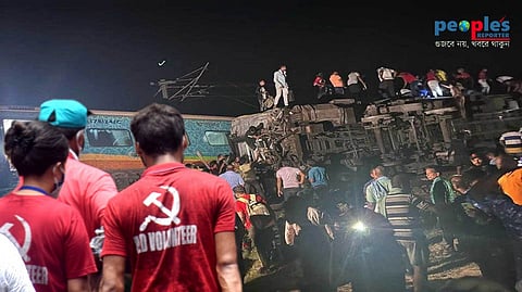 করমন্ডল দুর্ঘটনায় আহতদের পাশে রেড ভলান্টিয়ার বাহিনী