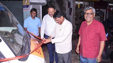 অ্যাম্বুলেন্স উদ্বোধন করছেন IFA কর্তারা