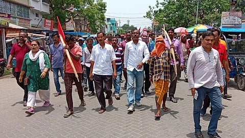 মনোনয়ন জমা দেবার পথে আউশগ্রাম ১ নং ব্লক এলাকায় সি পি আই (এম) এর প্রার্থীরা