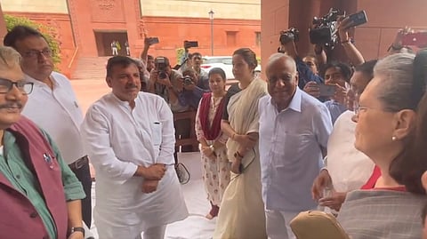 আপ সাংসদ সঞ্জয় সিং-এর দেখা করলেন সোনিয়া গান্ধী