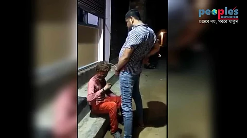 এক ব্যক্তির গায়ে প্রস্রাব করছেন এক ব্যক্তি