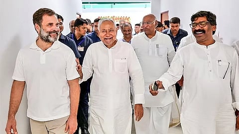 (বামদিক থেকে) রাহুল গান্ধী, নীতিশ কুমার, মল্লিকার্জুন খাড়গে এবং হেমন্ত সোরেন