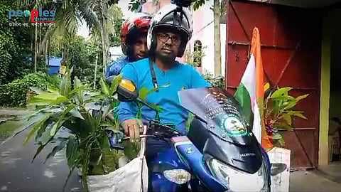 চারাগাছ নিয়ে পিতা ও পুত্র