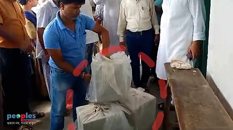 মালদহের গাজোলে উদ্ধার হওয়া ব্যালট বক্স