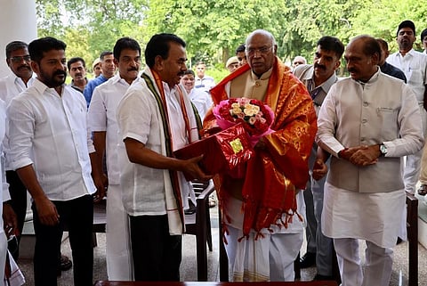 কংগ্রেস প্রধান মল্লিকার্জুন খাড়গের উপস্থিতিতে কংগ্রেসে যোগদান জে. কৃষ্ণা রাওয়ের