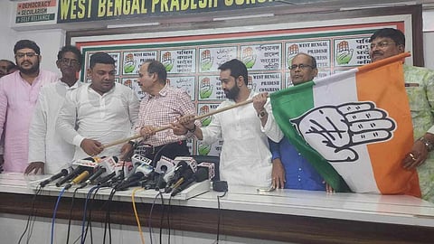 কংগ্রেসের পতাকা তুলে নিলেন ইয়াসির (অধীর চৌধুরীর বামদিকে)