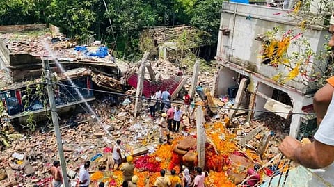 ধ্বংসস্তূপে পরিণত হয়েছে বাড়ি