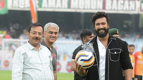 কলকাতায় ডার্বি দেখতে ভিকি কৌশল