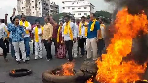 ধর্মঘটের দিন টিডিপি সমর্থকদের বিক্ষোভ