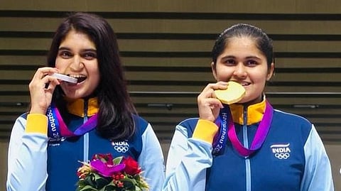 বামদিকে এষা সিং এবং পলক গুলিয়া