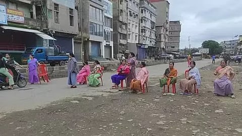 রাস্তা ঘিরে রেখেছেন ধর্মঘটীরা