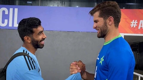 সৌজন্য বিনিময়ের মুহূর্ত