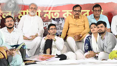 ধর্না মঞ্চে অভিষেক ব্যানার্জি সহ তৃণমূল নেতৃত্ব
