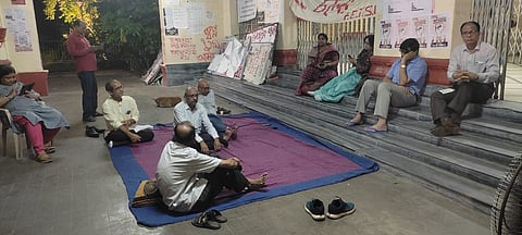 ধর্নায় যাদবপুর বিশ্ববিদ্যালয়ের উপাচার্য, রেজিস্ট্রাররা