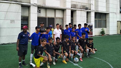ছাত্রদের সাথে বাইচুং ভুটিয়া