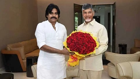 চন্দ্রবাবু নাইডুর(ডানদিকে) সাথে পবন কল্যাণ