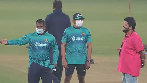 রবিবার অরুণ জেটলি স্টেডিয়ামে মাস্ক পরে রয়েছেন বাংলাদেশ টিমের আধিকারিকরা