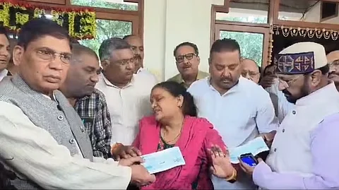 নিহত সেনার মায়ের করুণ অনুরোধ উপেক্ষা করে BJP মন্ত্রীর ছবি তোলার হিড়িক! দেশজুড়ে 'ছিঃ ছিঃ' রব