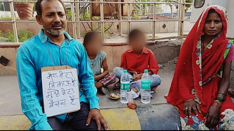 পোস্টার হাতে রাস্তায় রাজকুমার ও তাঁর পরিবার