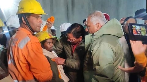 সুড়ঙ্গ থেকে বের করে আনা হচ্ছে শ্রমিকদের, উপস্থিত উত্তরাখণ্ডের মুখ্যমন্ত্রী পুষ্কর সিংহ ধামী
