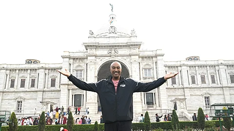 ভিক্টোরিয়া মেমোরিয়ালের সামনে কলিন জ্যাকসন