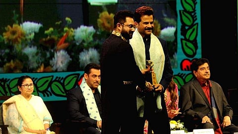 চলচ্চিত্র উৎসবে সম্বর্ধনা জানানো হচ্ছে অনিল কাপুরকে