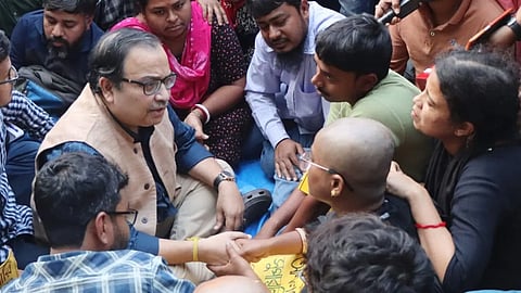 চাক্রিপ্রার্থীদের মাঝে কুনাল ঘোষ