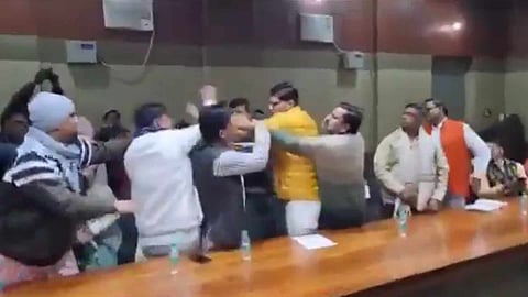 UP: পুরসভার অর্থ বন্টনকে কেন্দ্র করে ধুন্ধুমার, বিজেপি কাউন্সিলরদের মধ্যে তুমুল মারামারি