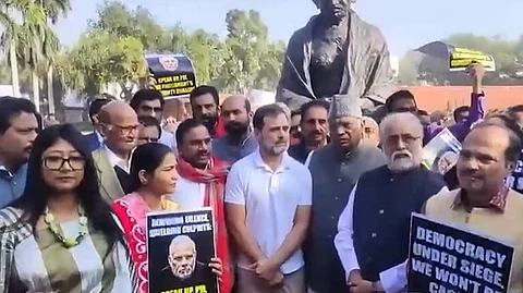 সংসদের বাইরে বিরোধী সাংসদদের বিক্ষোভ