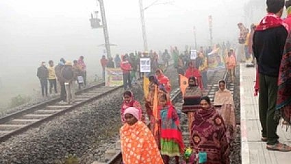 সপ্তাহান্তে আদিবাসীদের ডাকা বনধের জেরে ব্যাহত ট্রেন ও সড়ক পরিষেবা, ভোগান্তি নিত্যযাত্রীদের