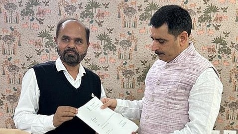 সি জে চাভড়া (বাম দিক)