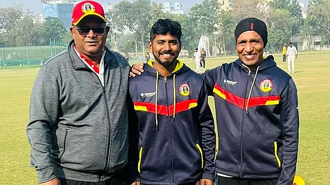 কোচের সঙ্গে দুই ক্রিকেটার