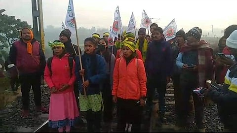 রেল অবরোধ জলপাইগুড়িতে