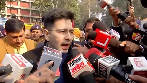 পুরসভার বাইরে সাংবাদিকদের মুখোমুখি আপ নেতা রাঘব চাড্ডা