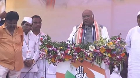 ভুবনেশ্বরে সমাবেশে ভাষণ দিচ্ছেন মল্লিকার্জুন খাড়গে