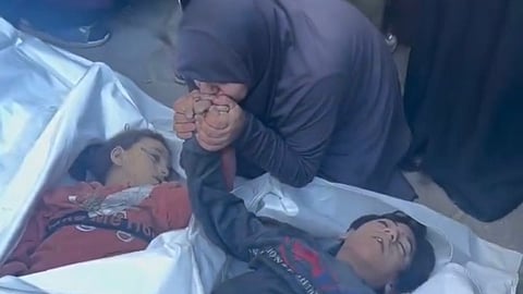 গাজায় নিহত দুই সন্তানকে শেষ বিদায় জানাচ্ছেন মা