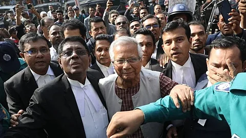 আদালত চত্বরে ডঃ মহম্মদ ইউনুস