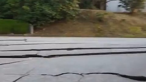 জাপানে ভূমিকম্পে রাস্তায় ফাটল