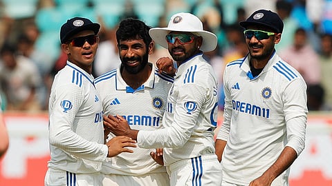 উইকেট নেওয়ায়র পর সতীর্থদের সাথে জসপ্রীত বুমরাহ